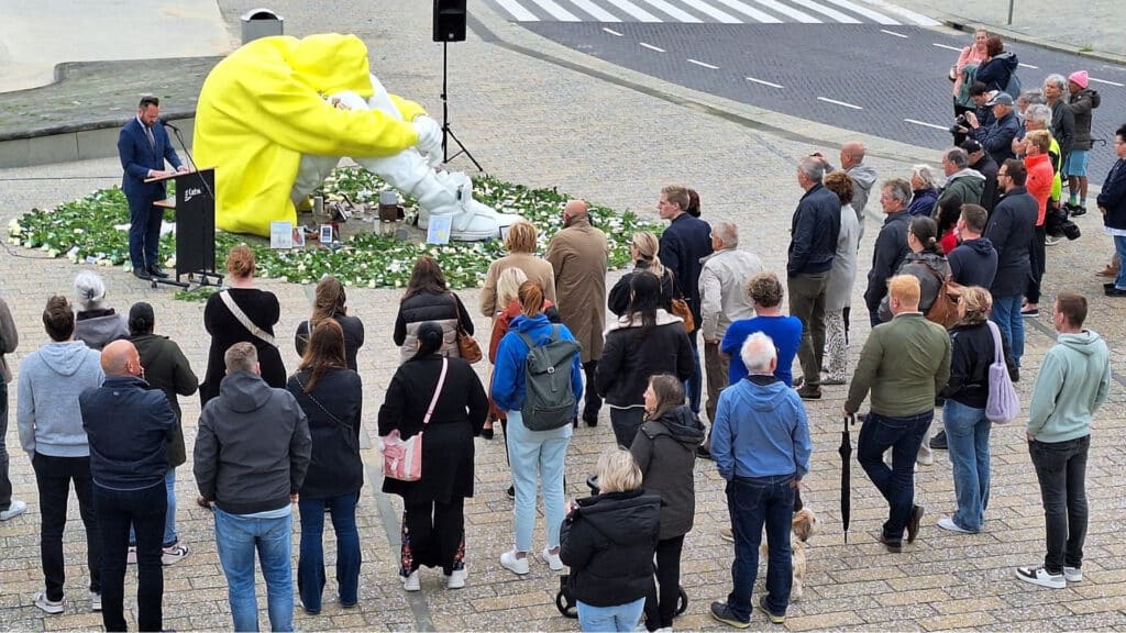 Bezoekers tijdens de onthulling van het kunstwerk 'Stille Strijd'