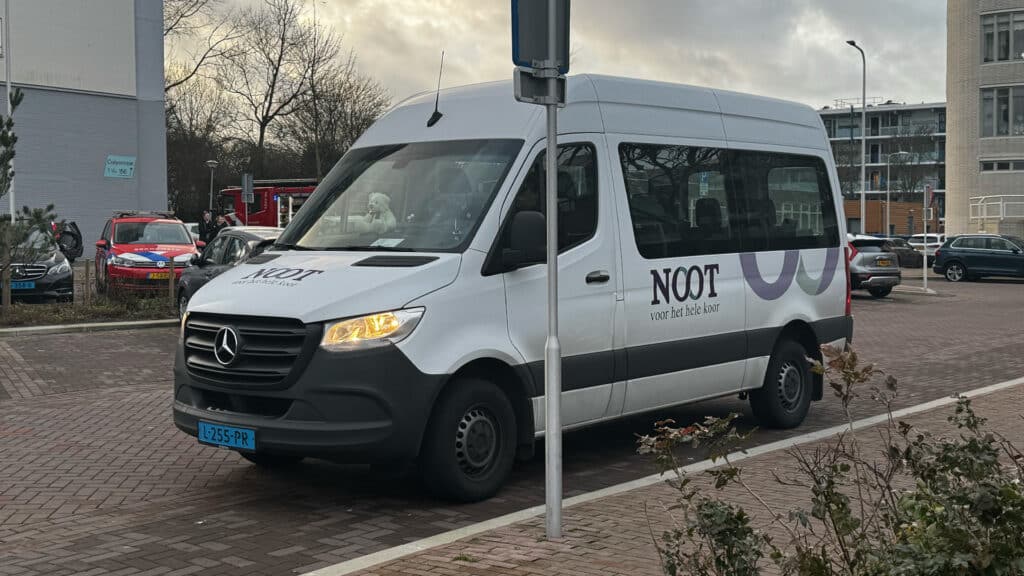 Een busje van leerlingenvervoerder Noot in de Hoornes