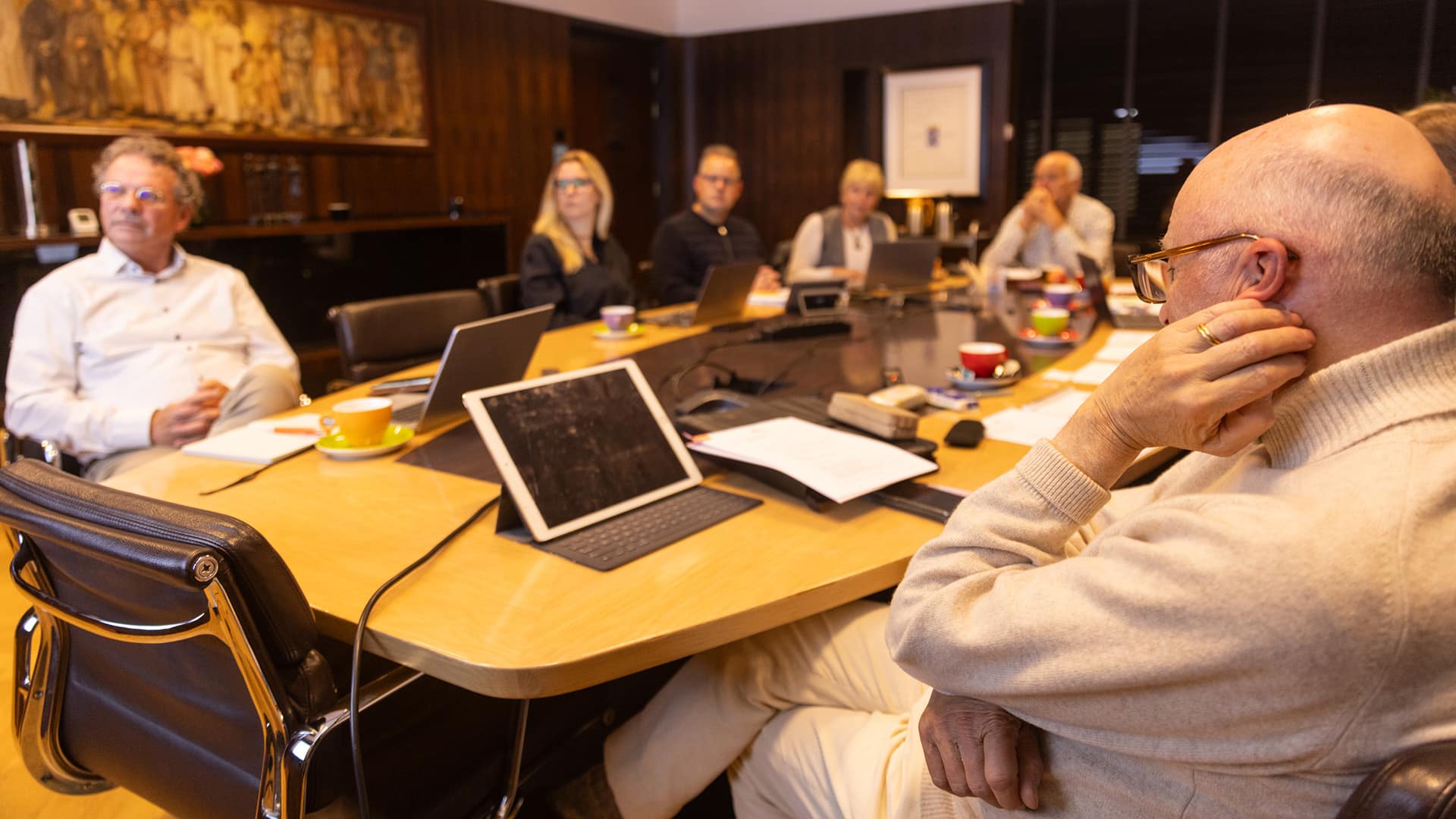 Leden van de Inwonersadviesraad in vergadering