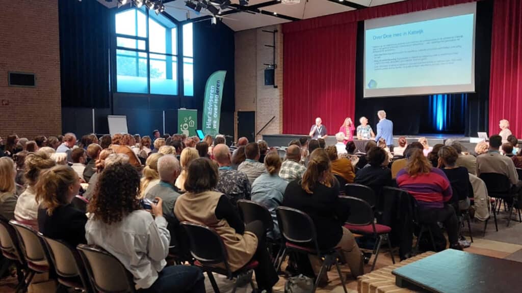 Een volle zaal in Tripodia tijdens een bijeenkomst van het Maatschappelijk Voorveld