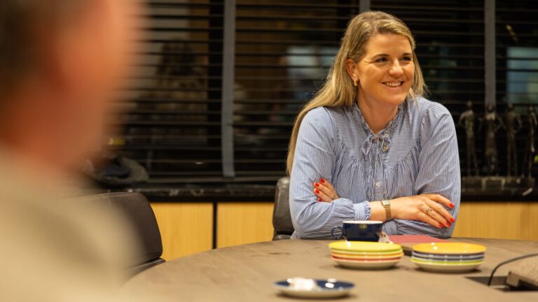 Een lid van de Inwonersadviesraad tijdens de vergadering