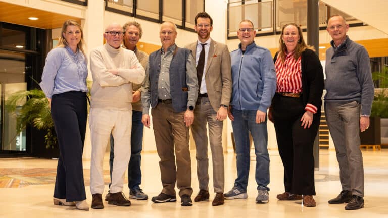 Leden van de Inwonersadviesraad met in het midden burgemeester Nathanaël Middelkoop