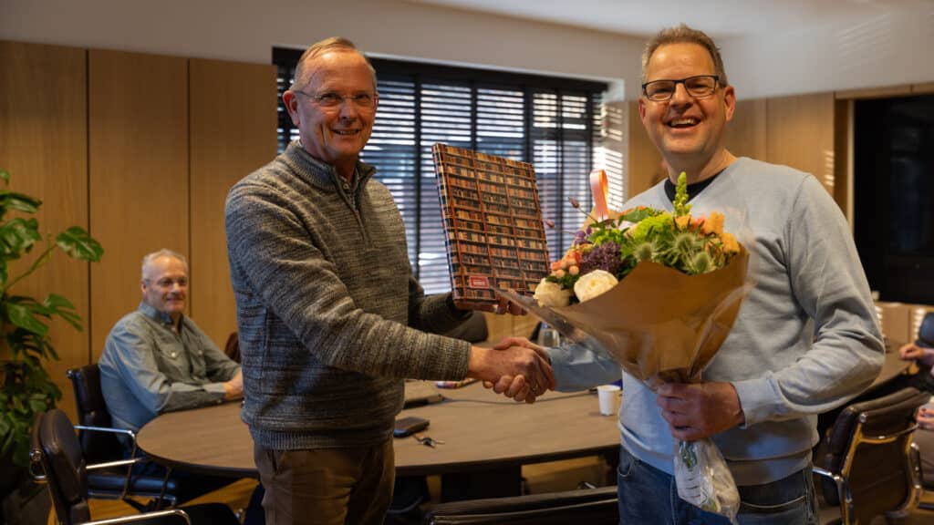 Voorzitter Hans van Rietschoten (links) neemt afscheid van Jonathan Weegink (rechts)