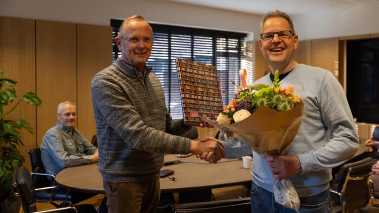 Voorzitter Hans van Rietschoten (links) neemt afscheid van Jonathan Weegink (rechts)