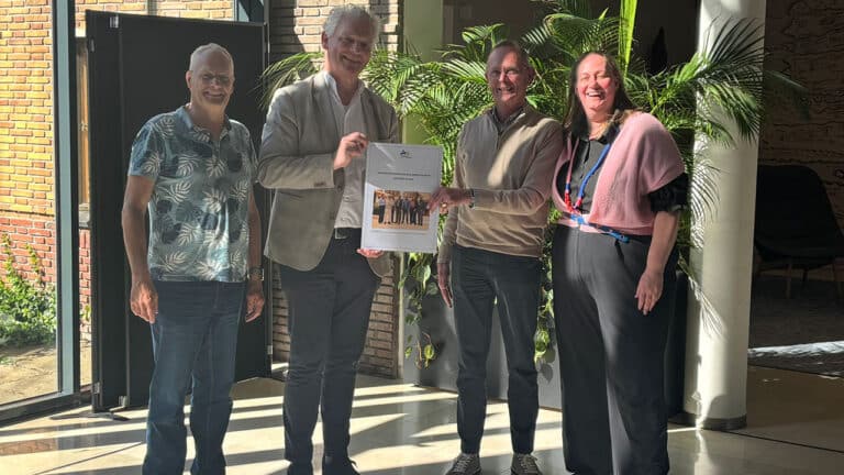 Wethouder Emile Soetendal ontvangt het jaarverslag 2025 van de Inwonersadviesraad